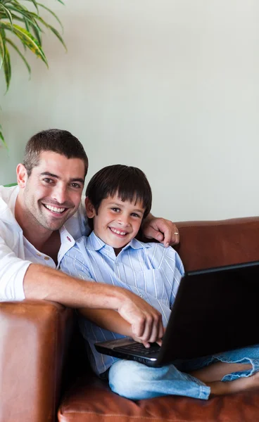 Otec a syn spolu s počítači — Stock fotografie