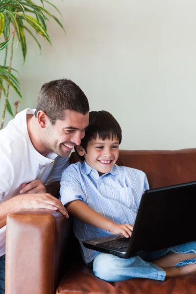 Vader en zoon spelen met een computer — Stockfoto