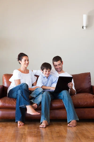 Parents et fils jouant avec un ordinateur portable avec un espace de copie — Photo