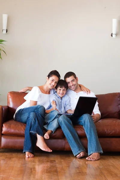 Parents and kid using a laptop with thumbs up and copy-space — Stock Photo, Image