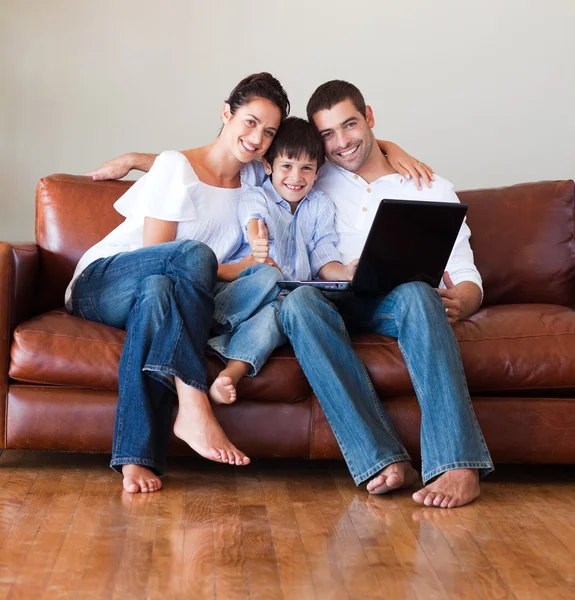 Eltern und Kind mit einem Laptop mit erhobenem Daumen — Stockfoto