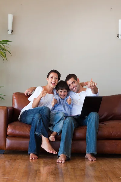 Pais e criança se divertindo com um laptop e espaço de cópia — Fotografia de Stock
