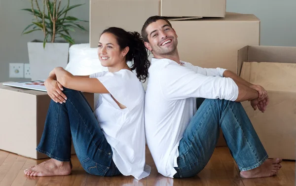 Preciosa pareja con cajas de desembalaje mudándose a una nueva casa — Foto de Stock