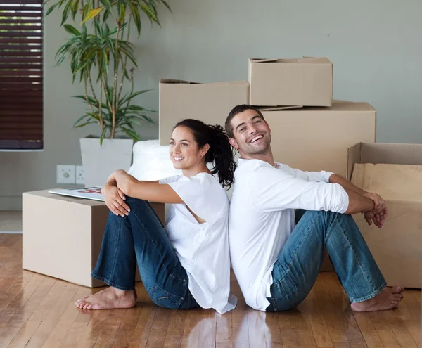 Прекрасна пара з розпакувальними коробками переїжджає в новий будинок — стокове фото