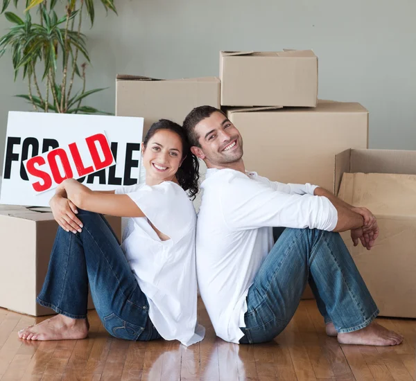 Preciosa pareja con cajas de desembalaje mudándose a una nueva casa —  Fotos de Stock