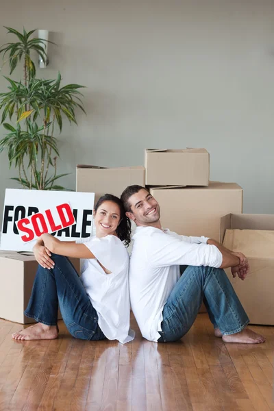 Schönes Paar beim Auspacken von Kartons beim Umzug in ein neues Haus — Stockfoto