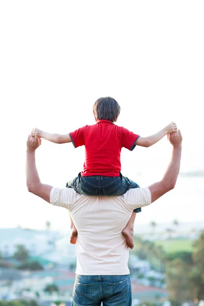 Отец катает сына на спине — стоковое фото
