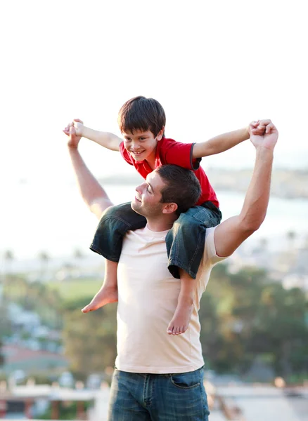 Pai dando seu filho piggyback — Fotografia de Stock