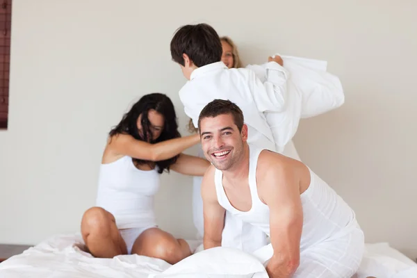 Preciosa familia divirtiéndose en un dormitorio —  Fotos de Stock