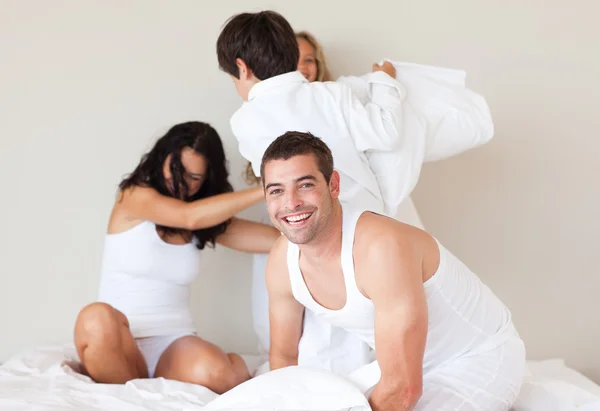 Härliga familjen ha roligt i ett sovrum — Stockfoto