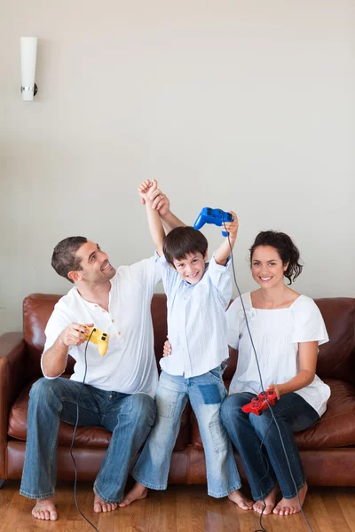 Glückliche Familie spielt Videospiele im Wohnzimmer — Stockfoto