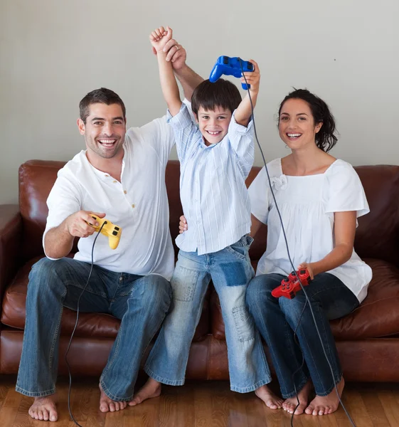 Ευτυχισμένη οικογένεια, παίζοντας βιντεοπαιχνίδια στο σαλόνι- — Φωτογραφία Αρχείου