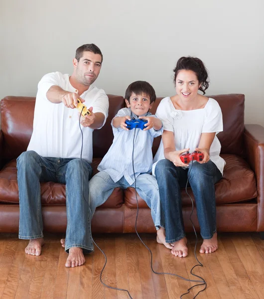 Spelen van videogames in de woonkamer en gelukkige familie — Stockfoto