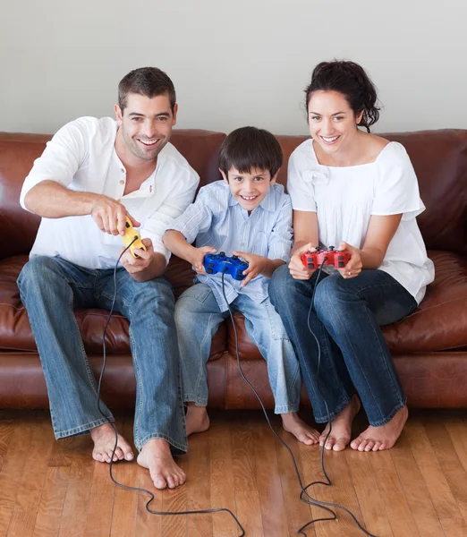 Glückliche Familie spielt Videospiele im Wohnzimmer — Stockfoto
