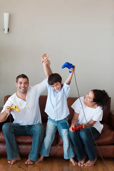 Lycklig familj spelar TV-spel i vardagsrummet — Stockfoto