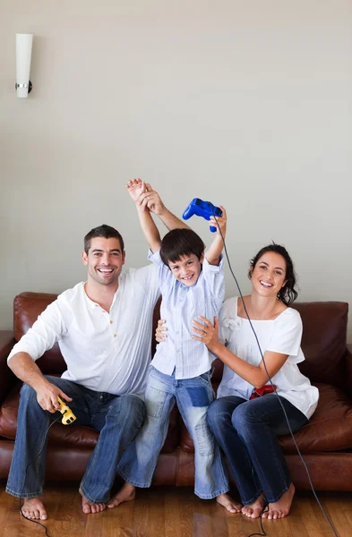 Счастливая семья играет в видеоигры в гостиной — стоковое фото
