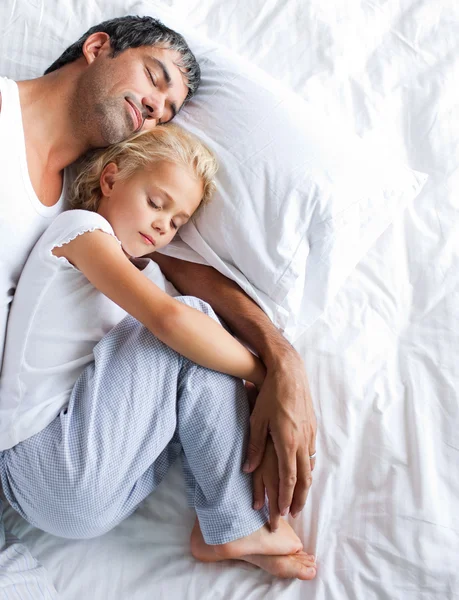 Vater und Tochter schlafen im Bett — Stockfoto