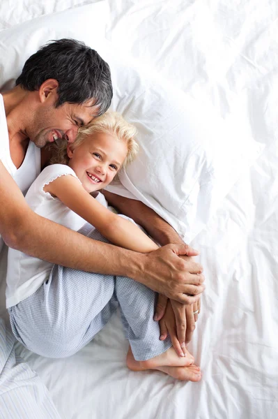 Otec a dcera ležela na posteli — Stock fotografie