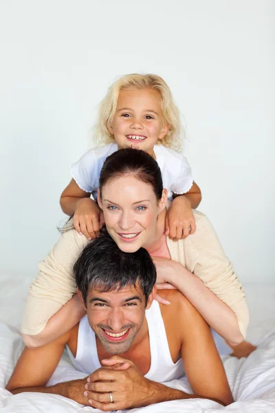 Otec, matka a dcera hraje v posteli — Stock fotografie