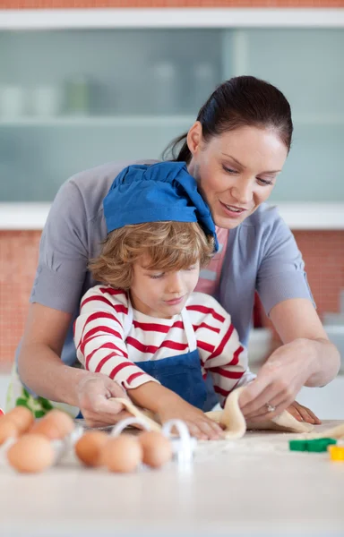Güzel anne ve oğlu evde pişirme — Stok fotoğraf