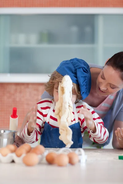 Bella madre e suo figlio cottura a casa — Foto Stock
