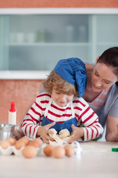Mooie moeder en haar zoon thuis bakken — Stockfoto