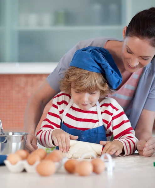 Pretty mother and her son baking at home — Stock Photo, Image