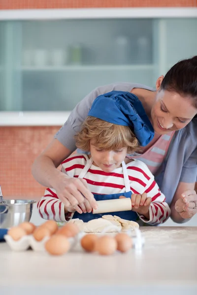 Pěkná matka a její syn pečení doma — Stock fotografie