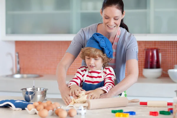 Pěkná matka a její syn pečení doma — Stock fotografie