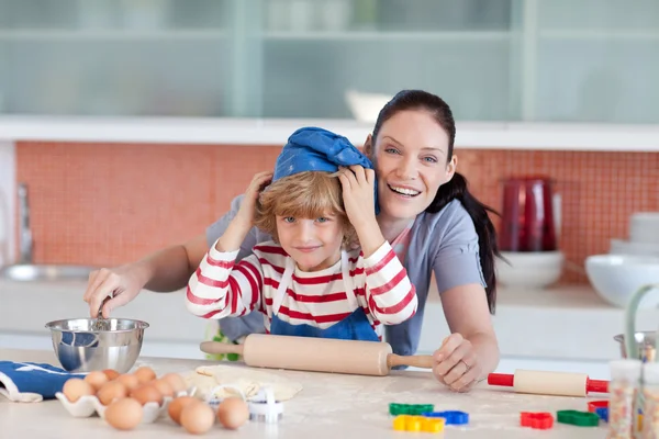 Pretty mother and her son baking at home — Stock Photo, Image