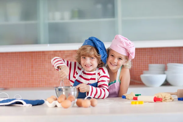 Güzel çocuk evde pişirme — Stok fotoğraf