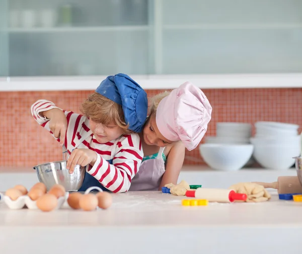 Leuke kinderen thuis bakken — Stockfoto