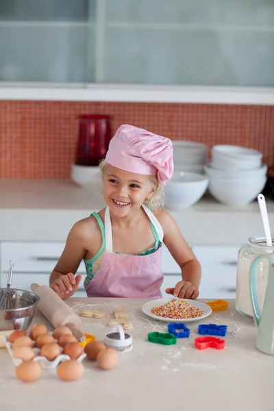 Niedliche Tochter backen in einer Küche — Stockfoto