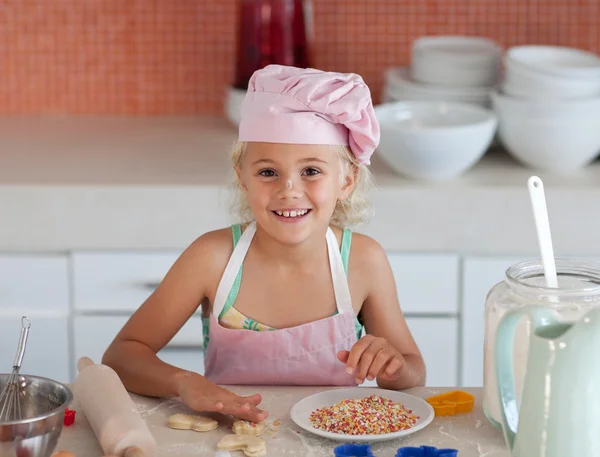 Linda hija horneando en una cocina — Foto de Stock