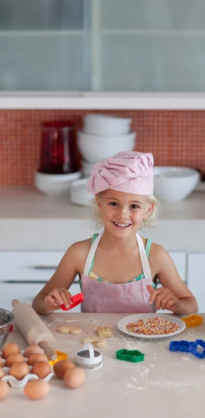 स्वयंपाकघरात सुंदर मुलगी बेकिंग — स्टॉक फोटो, इमेज