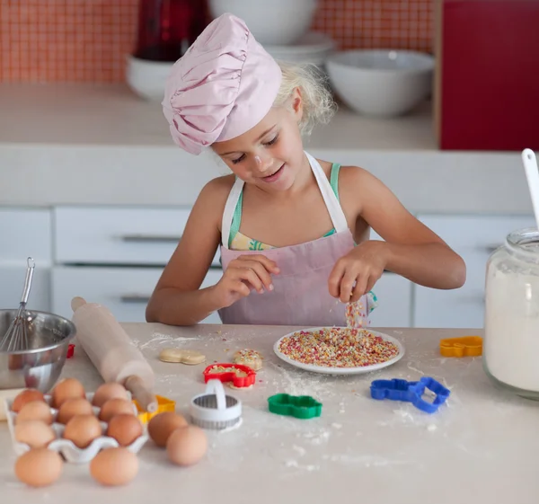 Roztomilý dcera pečení v kuchyni — Stock fotografie