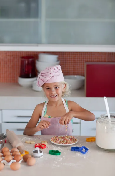 Leuke dochter bakken in een keuken — Stockfoto