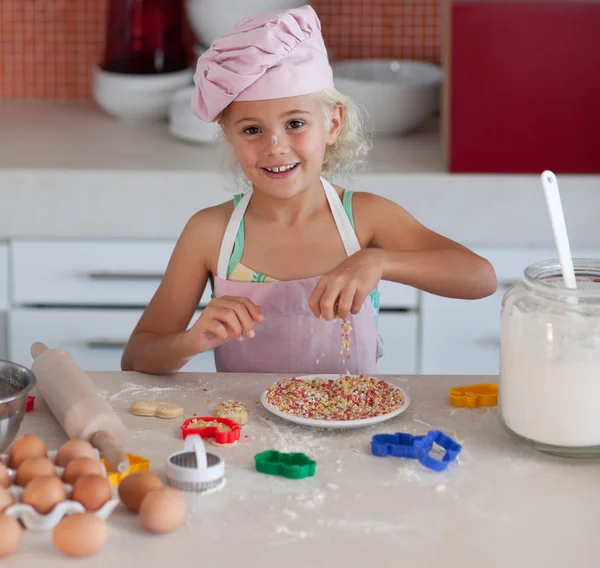 Cute córkę do pieczenia w kuchni — Zdjęcie stockowe