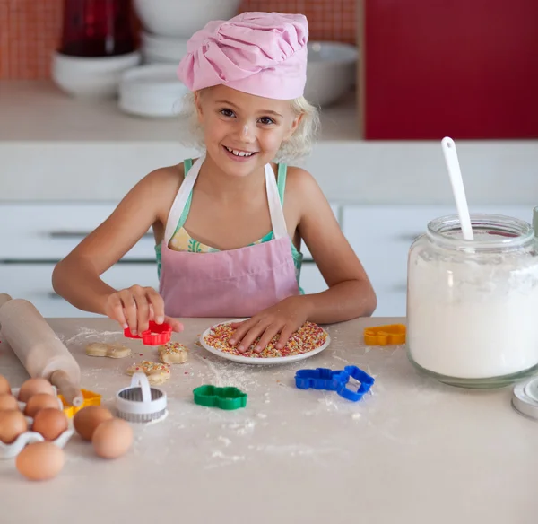 Cute córkę do pieczenia w kuchni — Zdjęcie stockowe