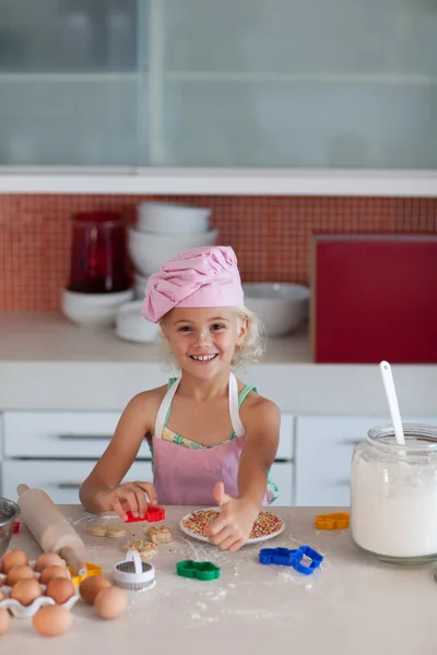 Aranyos lánya sütés a konyhában — Stock Fotó