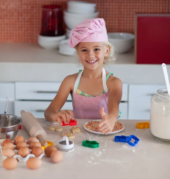 Linda hija horneando en una cocina — Foto de Stock