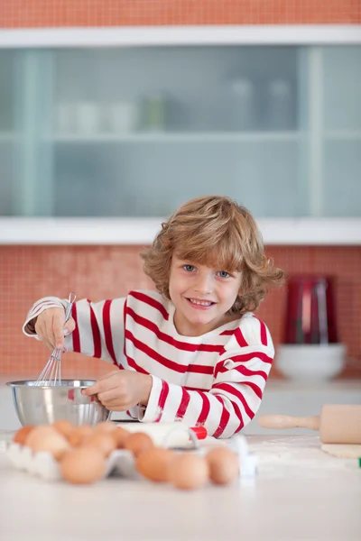 Szép fiú a konyhában sütés — Stock Fotó