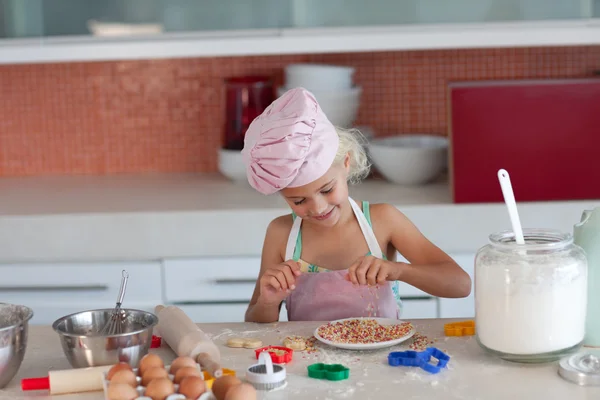 Härlig flicka bakning i köket — Stockfoto