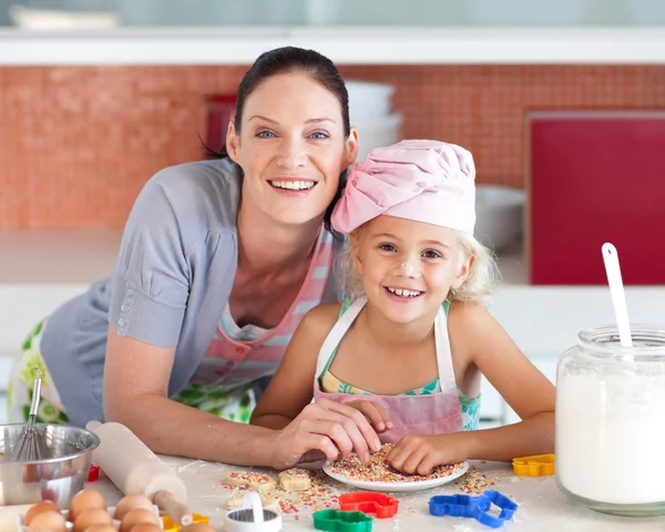 可爱的母亲和她的女儿在厨房里烘烤 — 图库照片