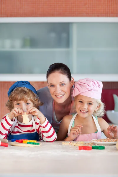 快乐的母亲和孩子们一起烘焙 — 图库照片