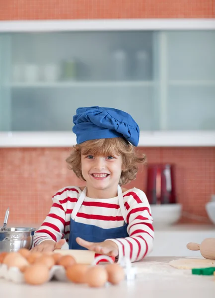 在家里烘烤的可爱男孩 — 图库照片