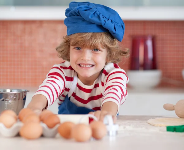 Schattige jongen thuis bakken — Stockfoto