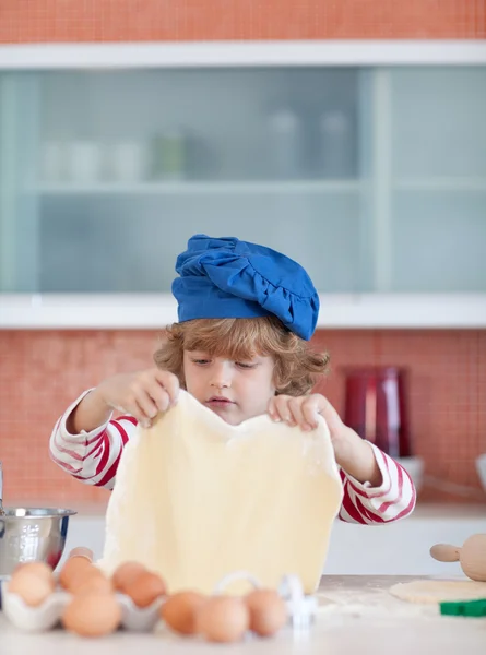 Schattige jongen thuis bakken — Stockfoto