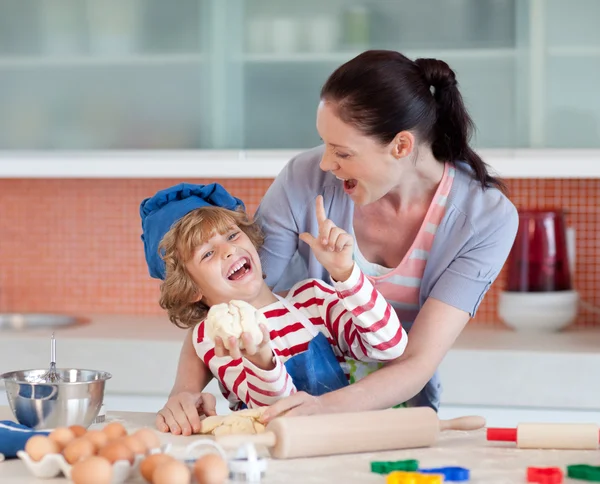 Uśmiechający się matki do pieczenia na zym z synem — Zdjęcie stockowe