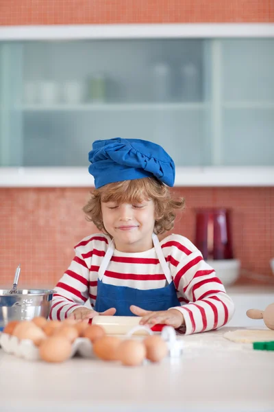Sevimli çocuk evde pişirme — Stok fotoğraf